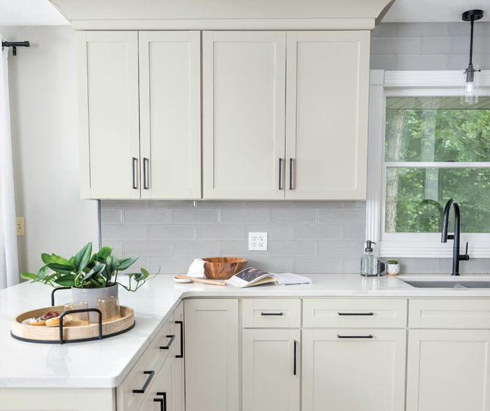 Shaker Kitchen in Cool Off White Laminate