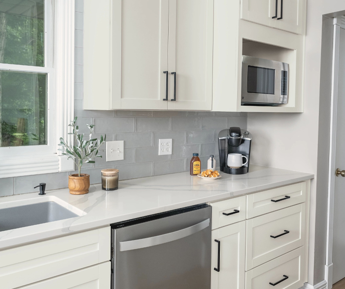 Shaker Kitchen in Cool Off White Laminate