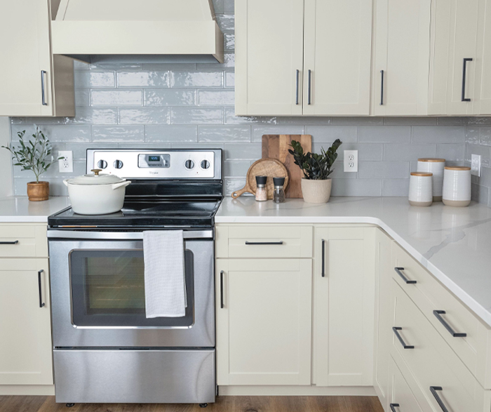 Shaker Kitchen in Cool Off White Laminate